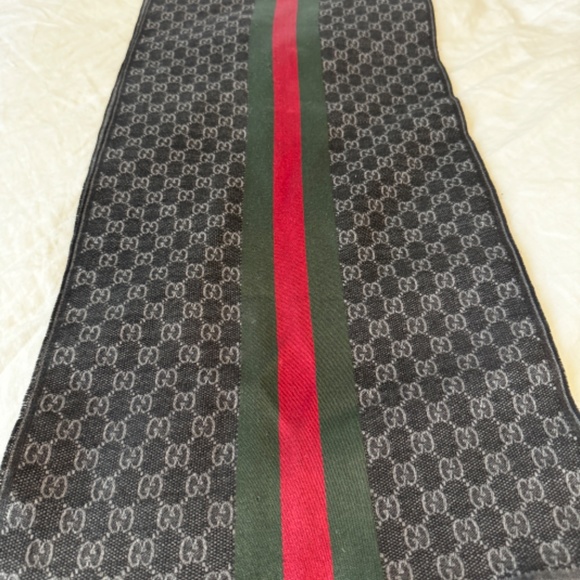 GUCCI VERBIER SCARF - Picture 1 of 6